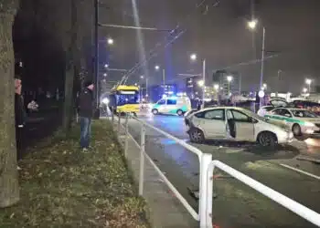 Kelių automobilių avarija Žirmūnų gatvėje: Maisto kurjeris ir vairuotojas paguldyti į ligoninę