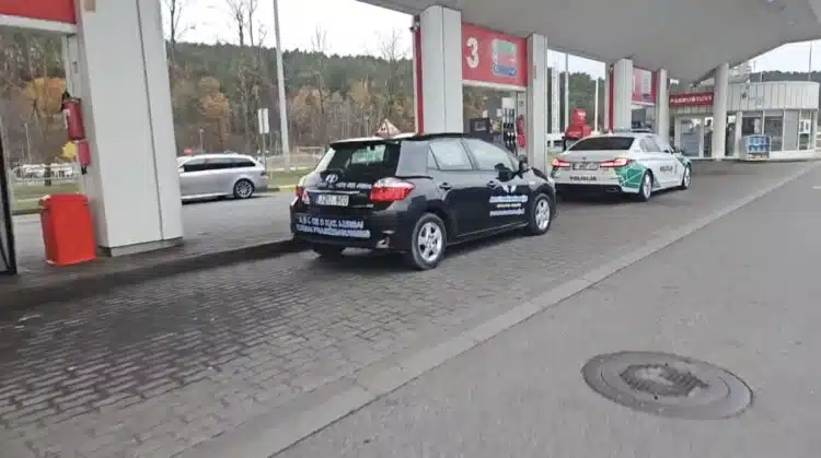 STOP kadras iš „Hibridinis paparacas“ vaizdo įrašo