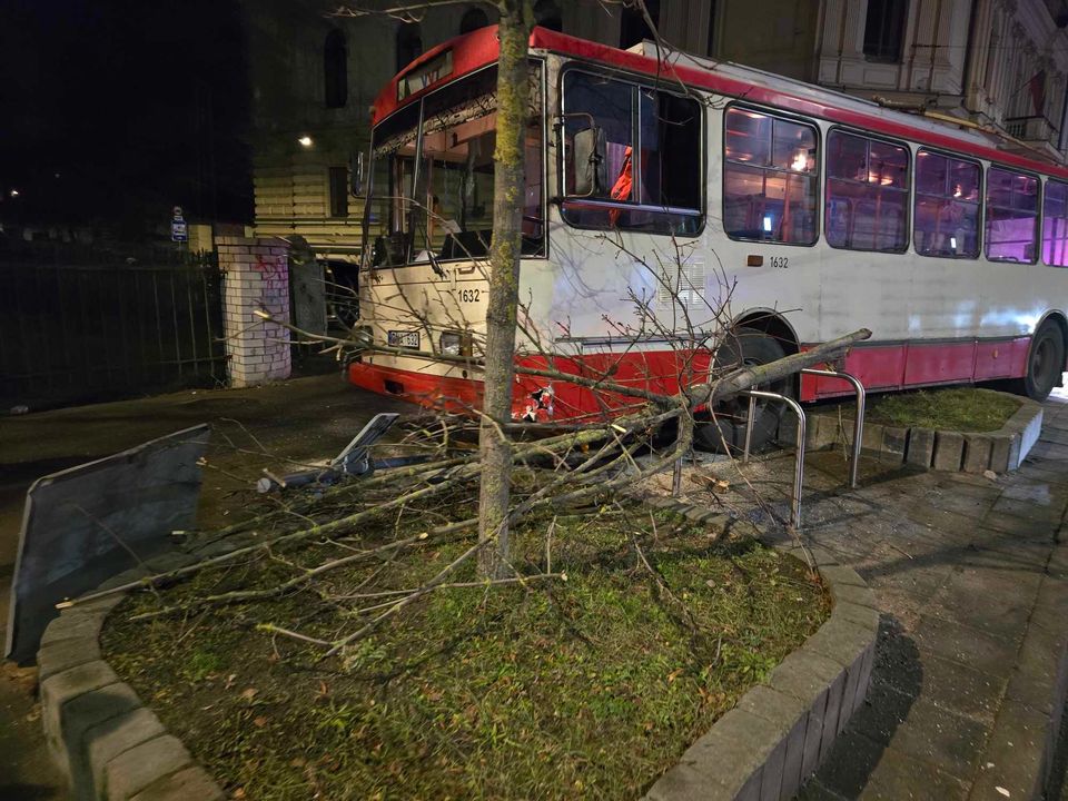 Troleibuso avarija Vilniuje Užvažiavo ant šaligatvio, apgadino kelio ženklą