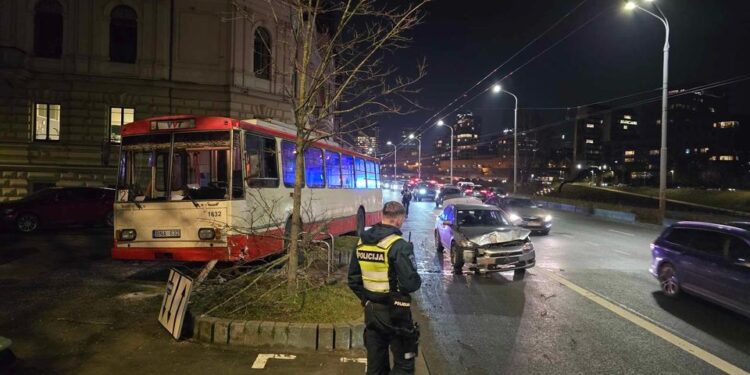 Troleibuso avarija Vilniuje Užvažiavo ant šaligatvio, apgadino kelio ženklą