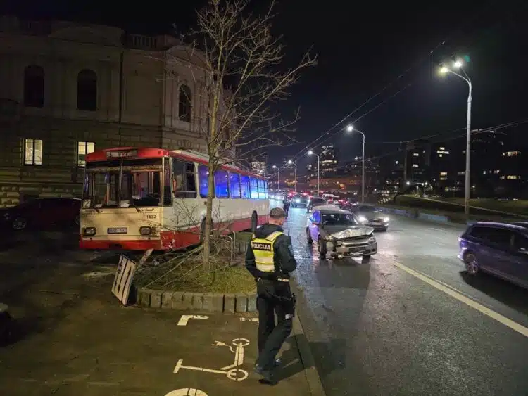 Troleibuso avarija Vilniuje Užvažiavo ant šaligatvio, apgadino kelio ženklą