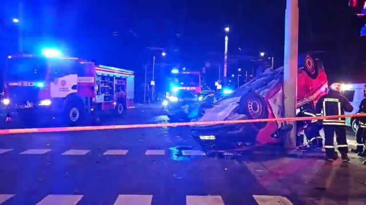 Vilniuje Žirmūnų, Šilo ir Minties gatvėse per susidūrimą apvirto ugniagėsių automobilis