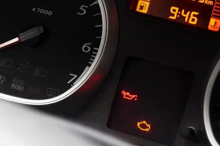 automobilio prietaisu skydelis lemputes prietaisu skydelyje alyvos slegio lempute check engine