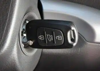 automobilio uzvedimas ziema zvakiu pakaitinimas raktelis spyna