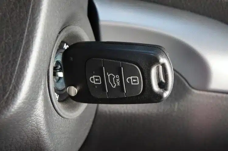 automobilio uzvedimas ziema zvakiu pakaitinimas raktelis spyna