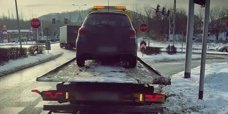 automobilis ant tralo technine pagalba kelyje