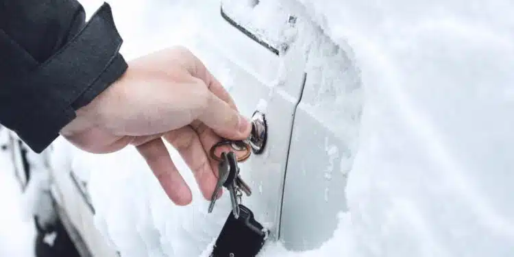 automobilis raktai uzsalusi automobilio spyna ziema sniegas