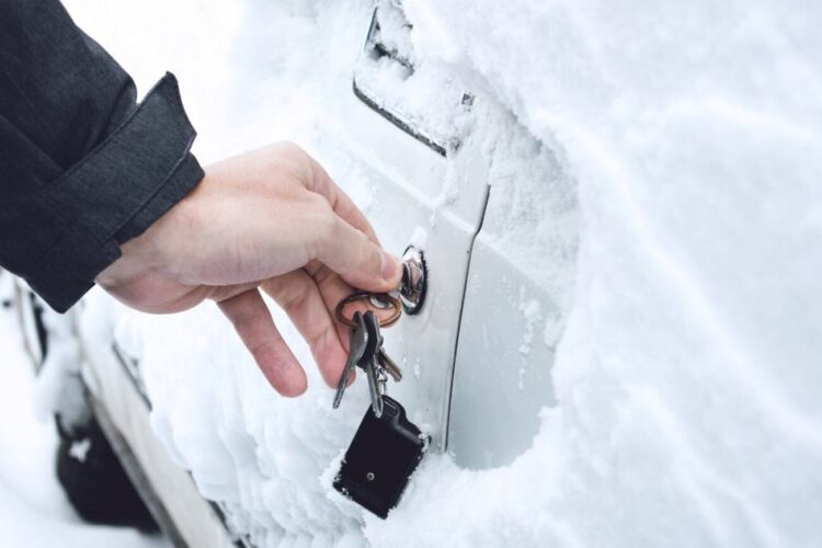 automobilis raktai uzsalusi automobilio spyna ziema sniegas