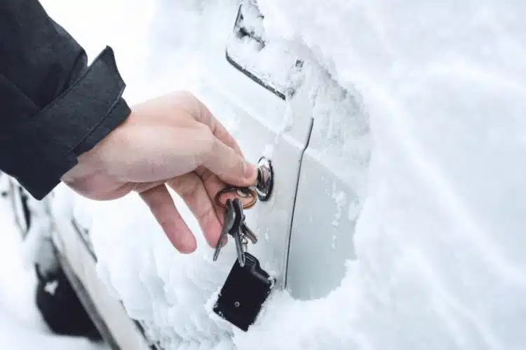 automobilis raktai uzsalusi automobilio spyna ziema sniegas