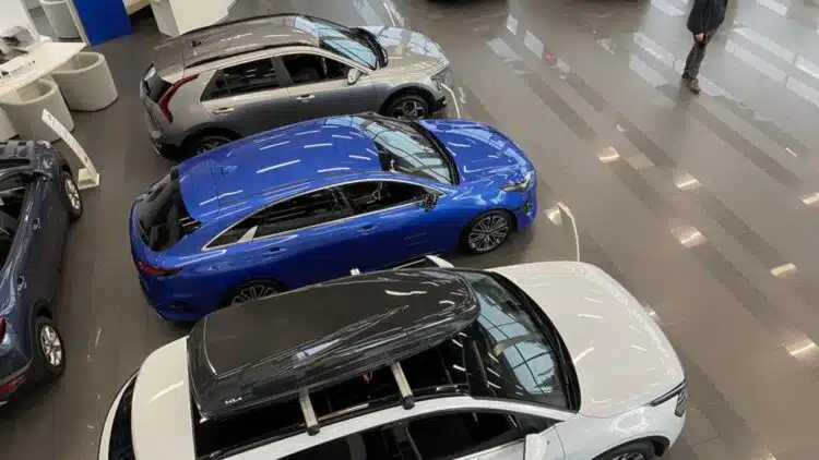 automobiliu salonas automobiliai