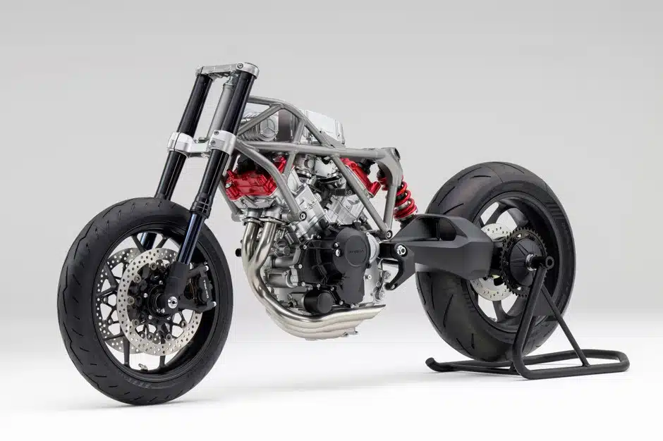 honda motociklas su novatorisku triju cilindru varikliu