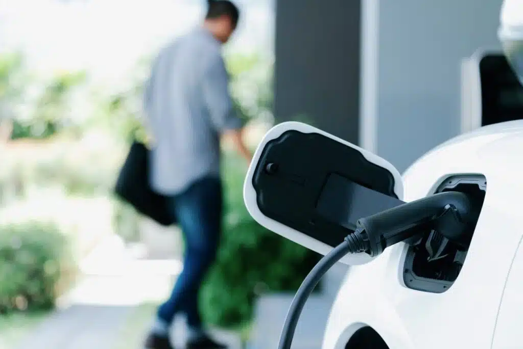 ikraunamas-elektromobilis-elektromobilio-ikrovimo-stotele-laidas-istock-nuotrauka