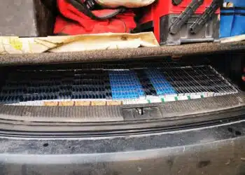 Netoli Kauno policija automobilyje rado 2400 pakelių nelegalių cigarečių