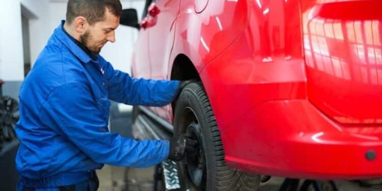 meistras autoservisas automobilis ratlankis padanga padangu technine prieziura