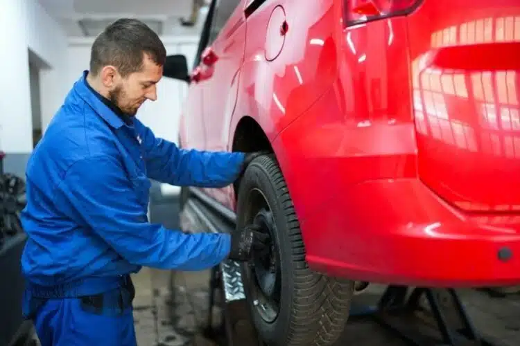 meistras autoservisas automobilis ratlankis padanga padangu technine prieziura
