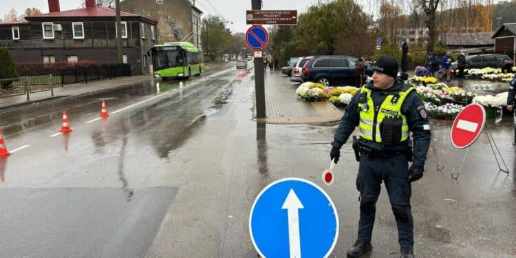 policijos pareigunas kelias stop zenklas kelio zenklas tiesiai velines