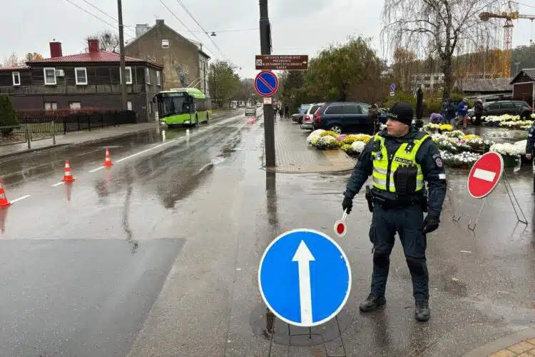 policijos pareigunas kelias stop zenklas kelio zenklas tiesiai velines