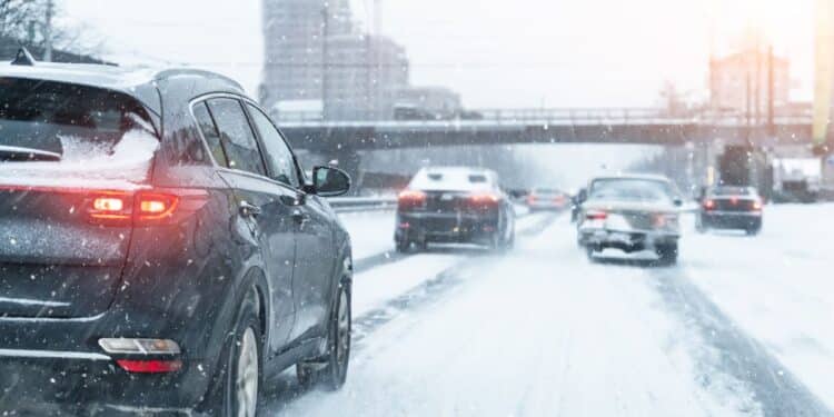 saugumas kelyje ziema kelias automobiliai