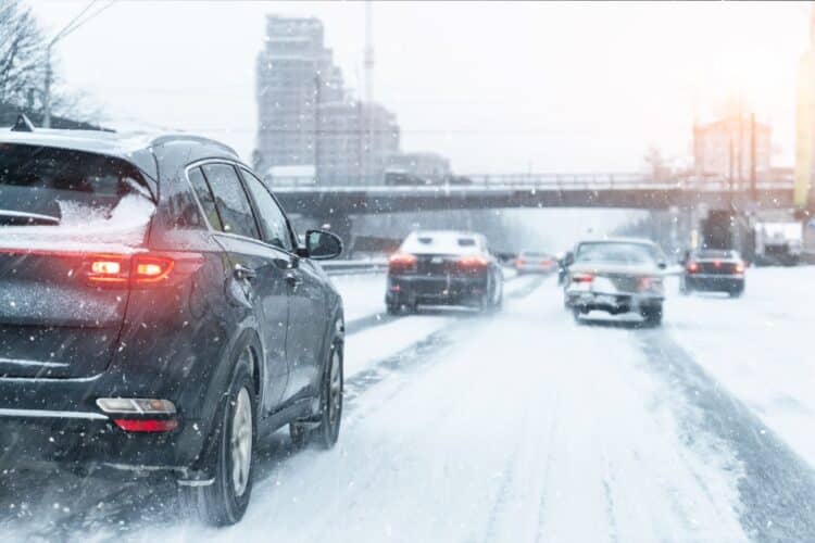 saugumas kelyje ziema kelias automobiliai