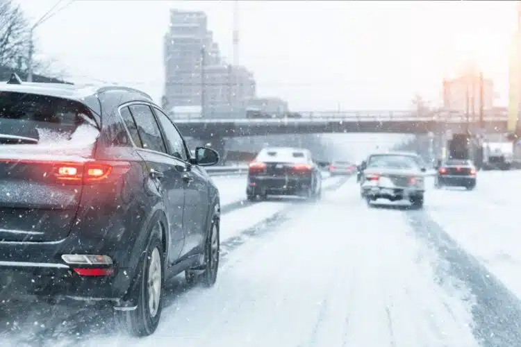 saugumas kelyje ziema kelias automobiliai