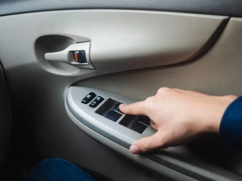 vyras ranka spaudzia mygtuka automobilio durelese auto hold funkcija