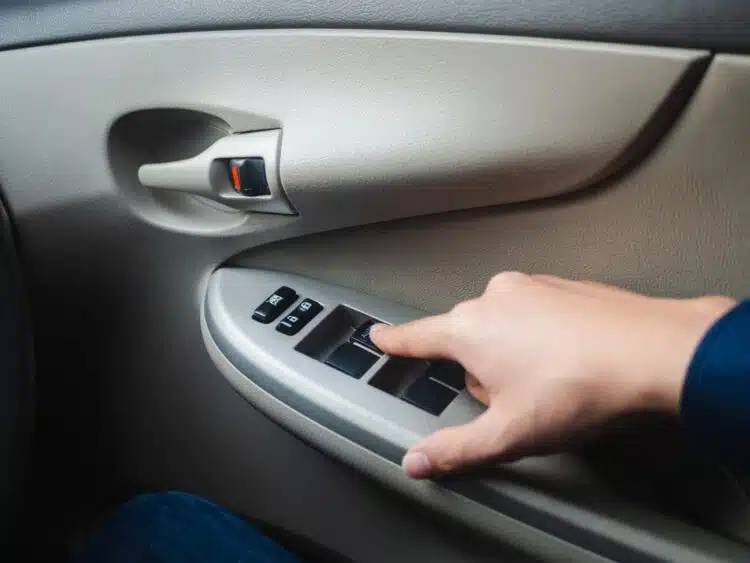 vyras ranka spaudzia mygtuka automobilio durelese auto hold funkcija
