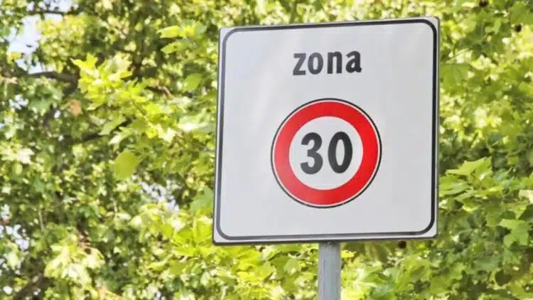 zona 30 greicio apribojimas kelio zenklas