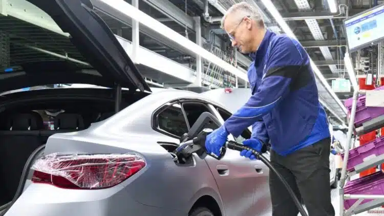 BMW varomas naujais degalais. HVO - vidaus degimo variklio viltis