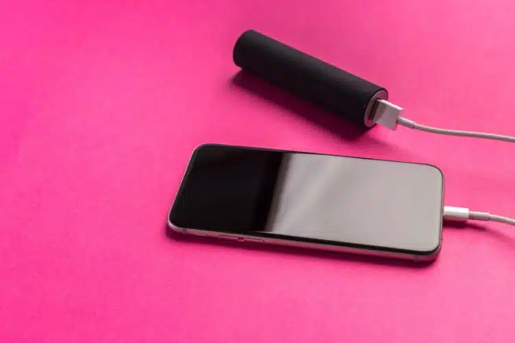 Išmanusis telefonas mobilusis įkraunamas su powerbank akumuliatoriaus maitinimo banku