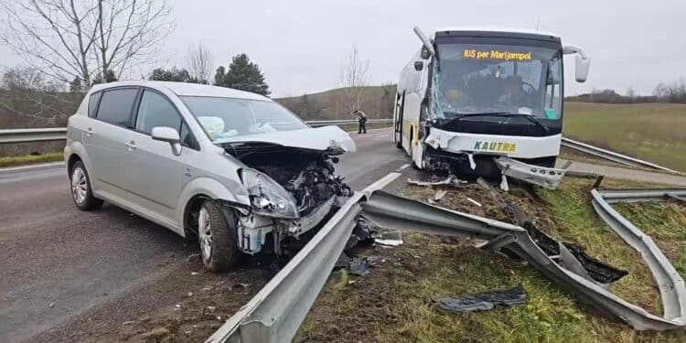 Kelių transporto priemonių avarija netoli Aukštadvario Vienas sužeistas