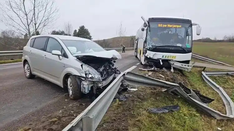 Kelių transporto priemonių avarija netoli Aukštadvario Vienas sužeistas