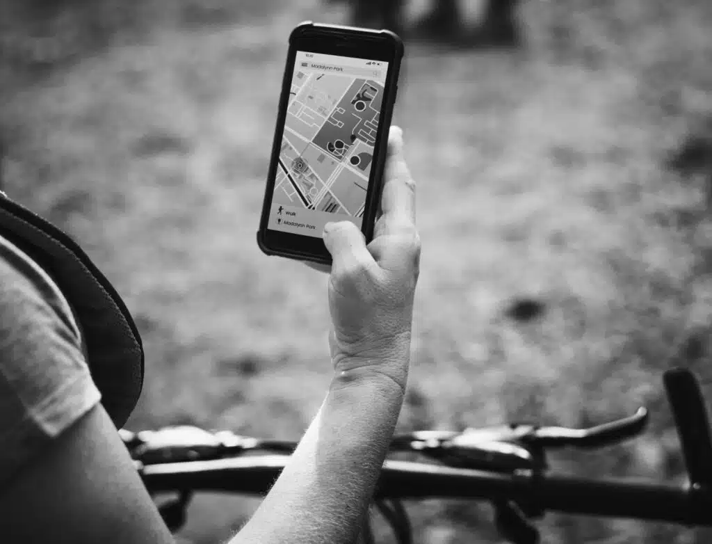 Moteris tikrina gps žemėlapį