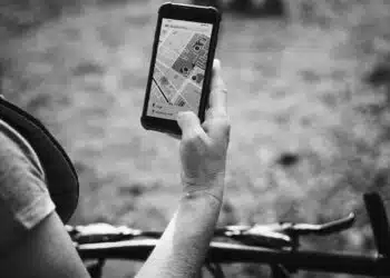Moteris tikrina gps žemėlapį
