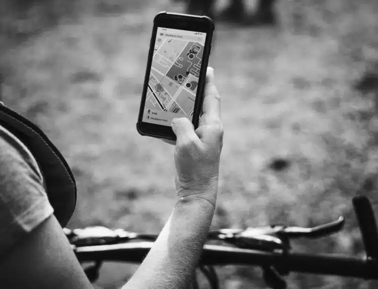 Moteris tikrina gps žemėlapį