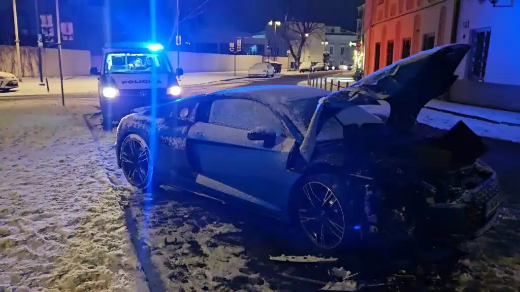 Prabangaus Audi R8 avarija Vilniuje Vairuotojas pabėgo iš įvykio vietos