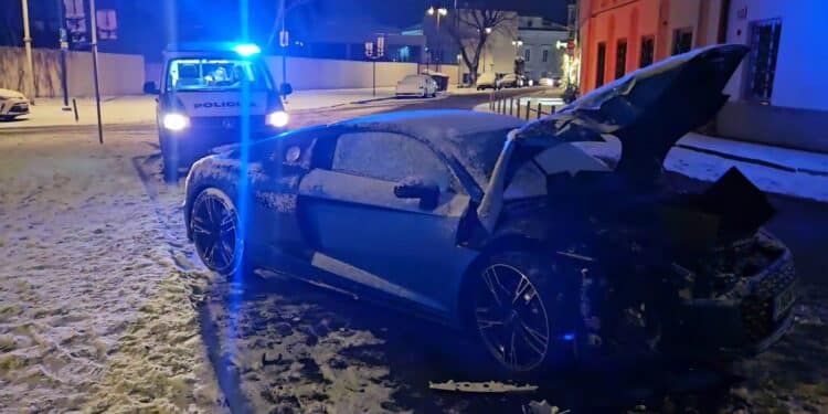 Prabangaus Audi R8 avarija Vilniuje Vairuotojas pabėgo iš įvykio vietos