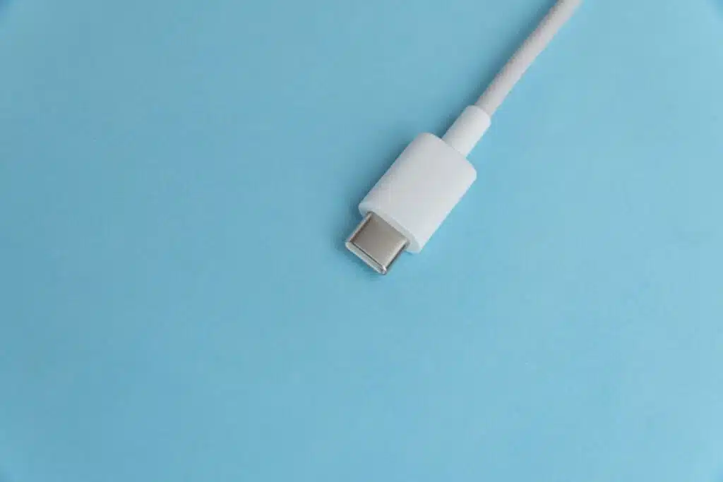 USB-C kabelis mėlyname fone