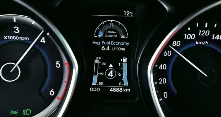 automobilio prietaisu skydelis kurioje puseje bakas