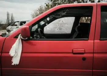 baltas ranksluostis ant automobilio veidrodelio