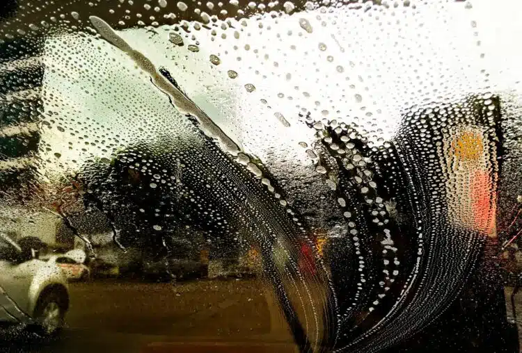 dryziai ant priekinio automobilio stiklo dryziai ant stiklo valytuvai