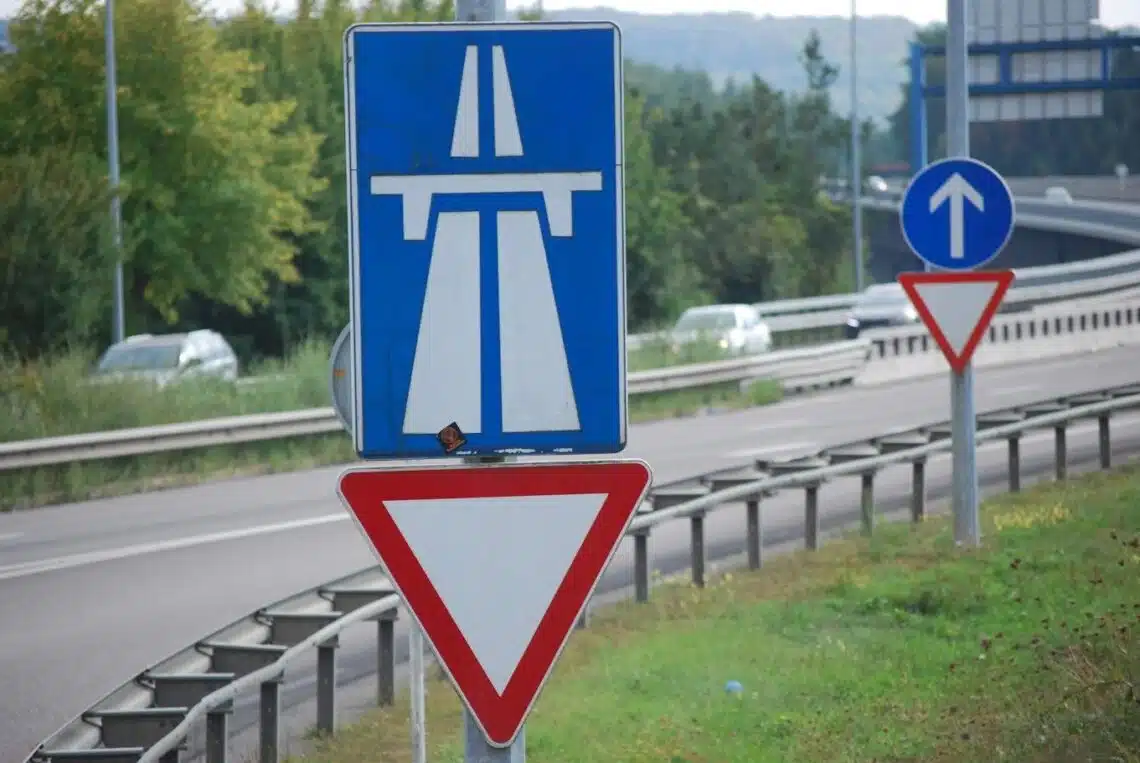 kelio zenklas autostrada greitkelis salutinis kelias