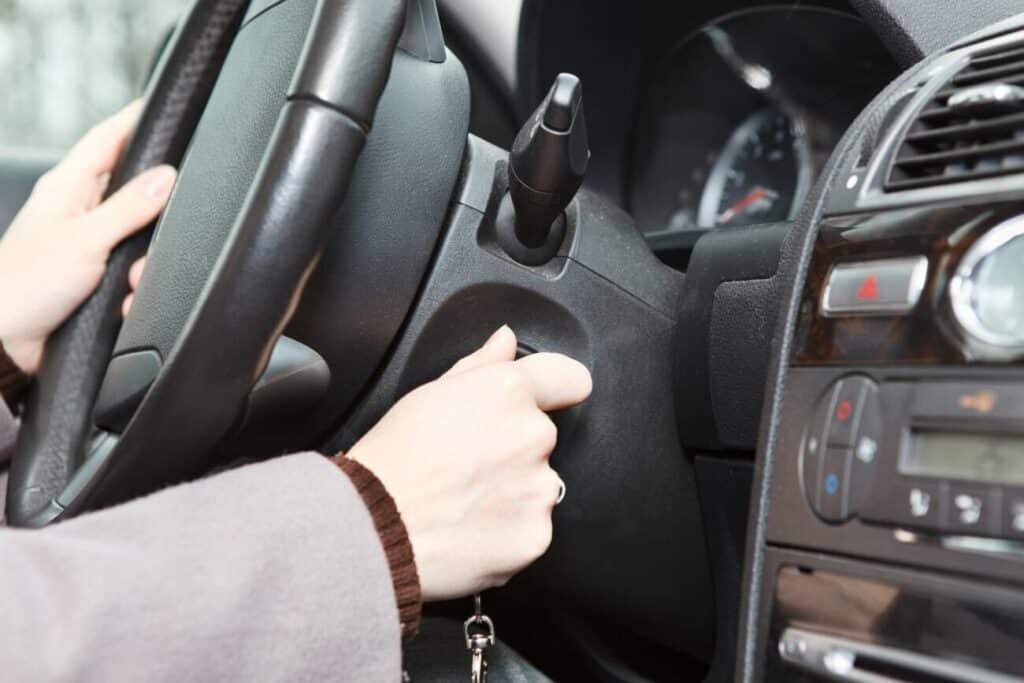 moteris uzkuria automobilio variklis automobilio raktas vairas variklio uzkurimas