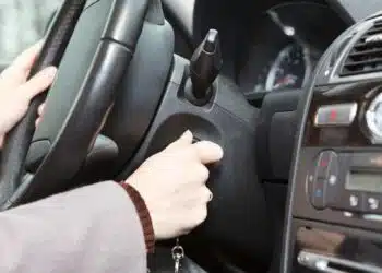 moteris uzkuria automobilio variklis automobilio raktas vairas variklio uzkurimas