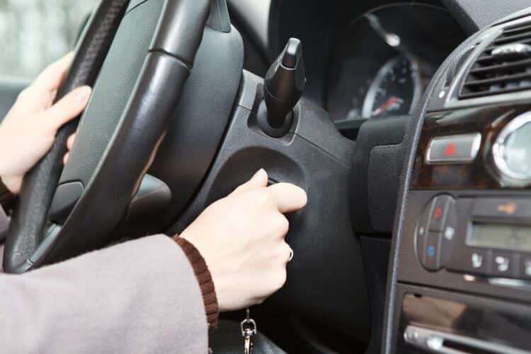 moteris uzkuria automobilio variklis automobilio raktas vairas variklio uzkurimas