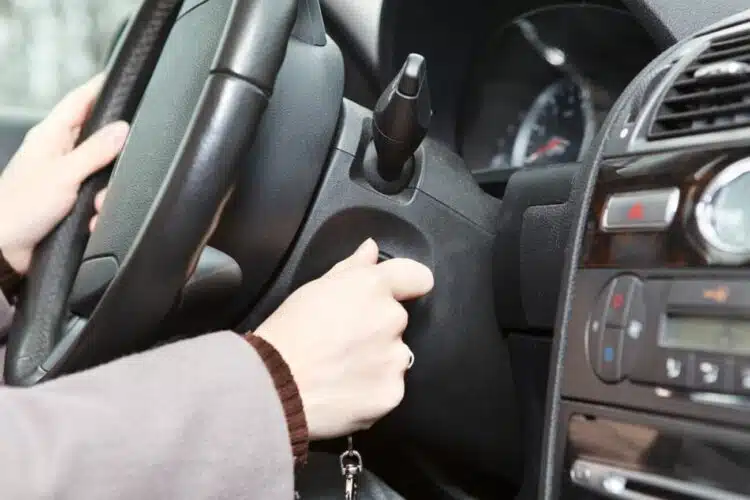 moteris uzkuria automobilio variklis automobilio raktas vairas variklio uzkurimas