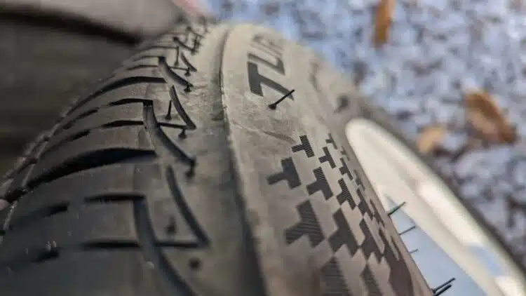 plaukeliai ant automobilio padangos
