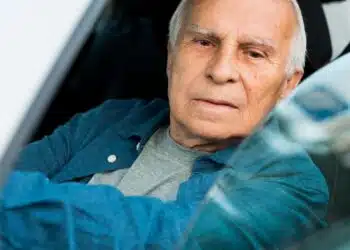 senjoras vairuoja automobili senyvo amziaus vyras