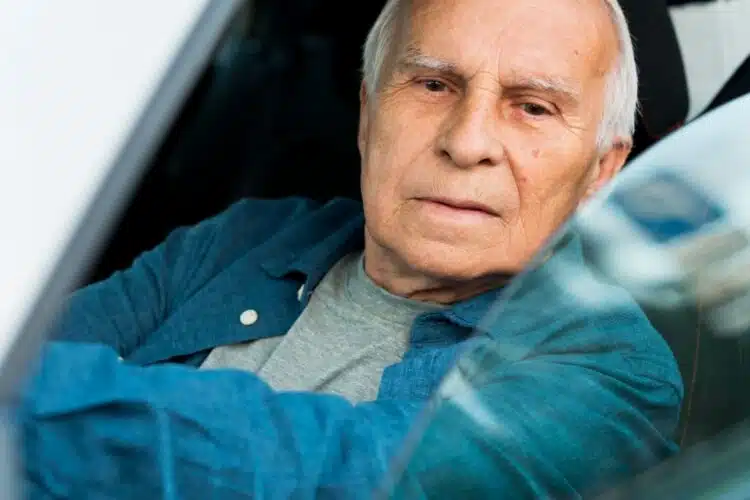 senjoras vairuoja automobili senyvo amziaus vyras