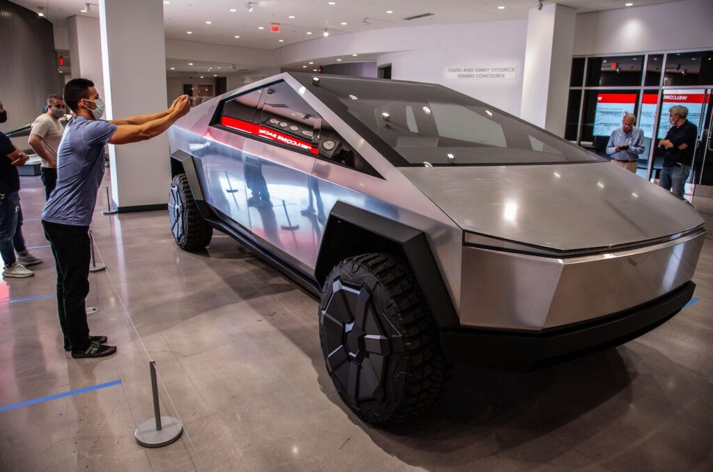 Ar-Cybertruck-pikapas-suzlugdys-Tesla