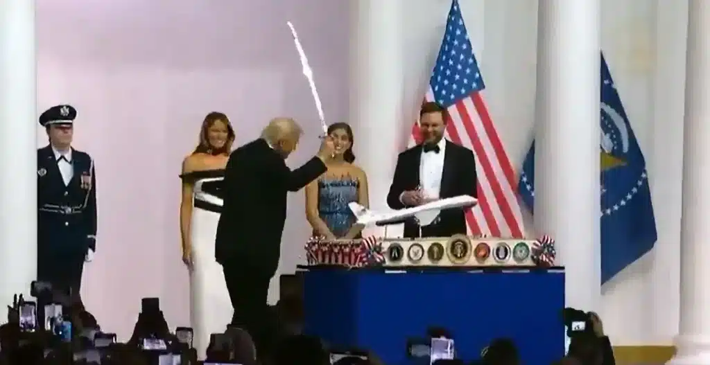 Donaldas Trumpas su kardu ir Melania pokylis kuris ieis i istorija